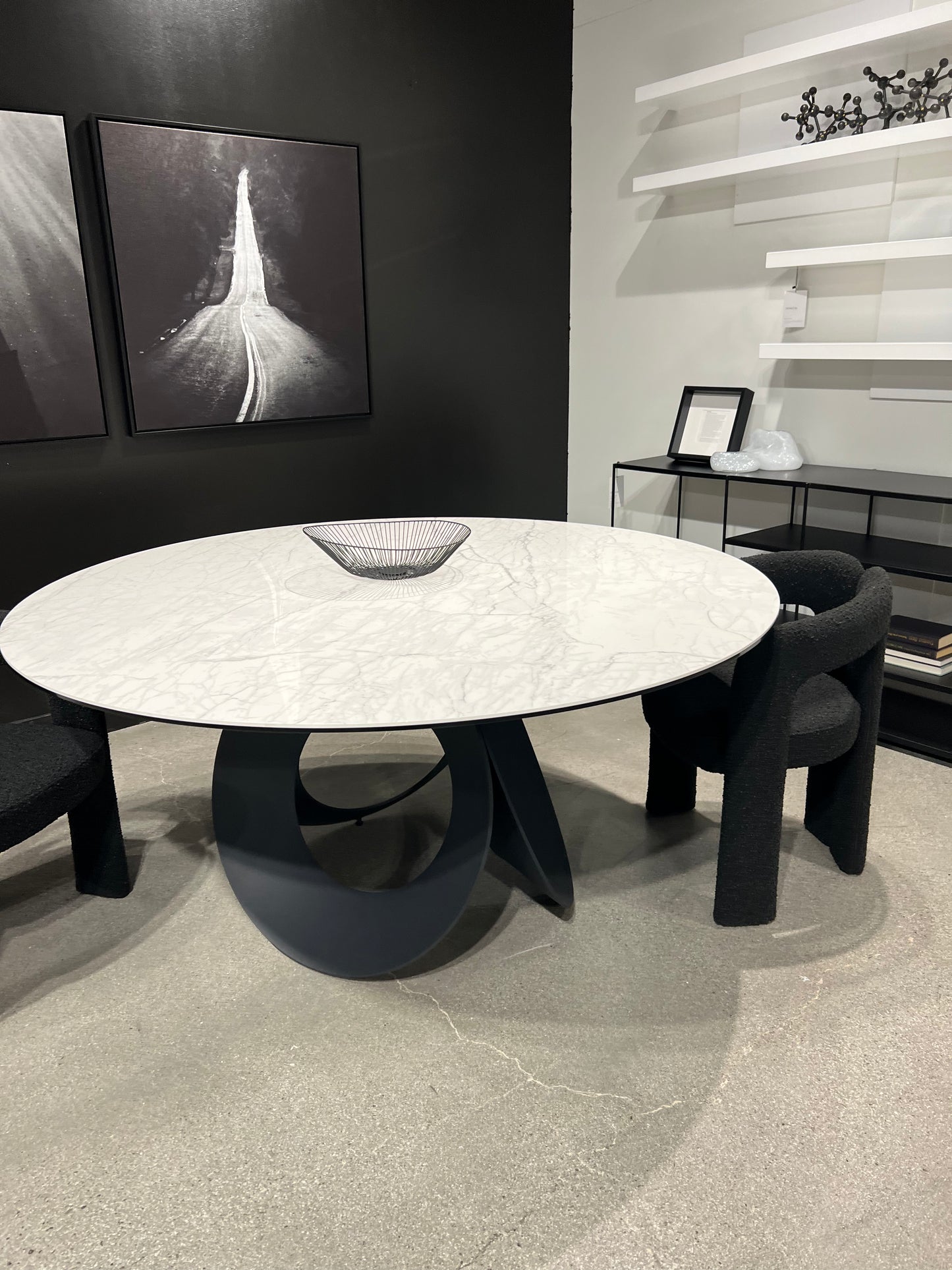 Optic dining table in white