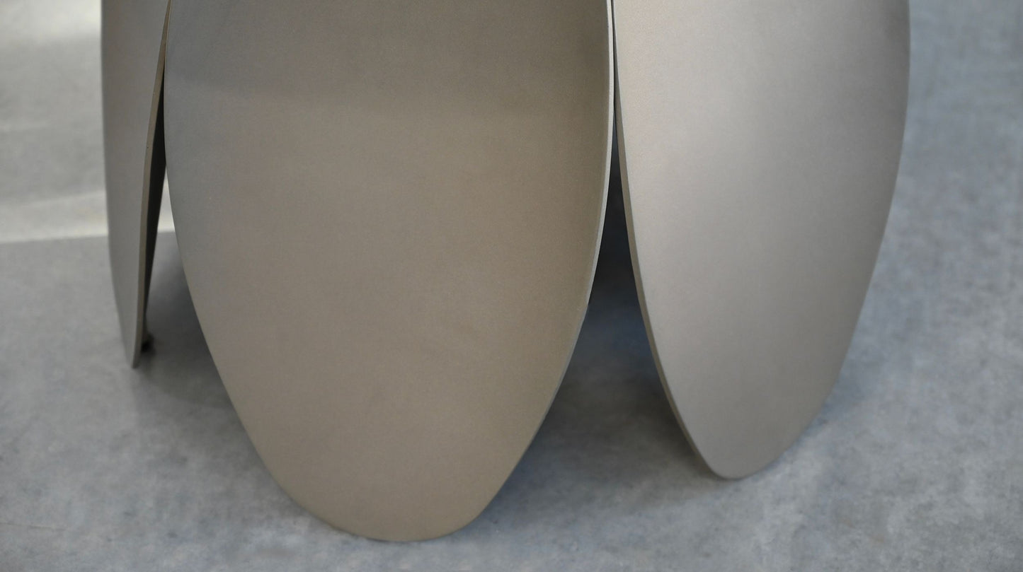 Forma dining table in magellano